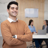 Ascender en dos años y trabajar remoto: las nuevas prioridades del talento joven en Chile